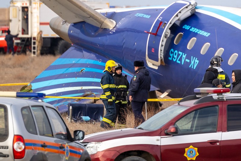 Ce dezvăluie găurile din fuselajul avionului prăbușit de Crăciun / BBC analizează ipoteza ca aeronava Azerbaijan Airlines să fi fost lovită de o rachetă antiaeriană