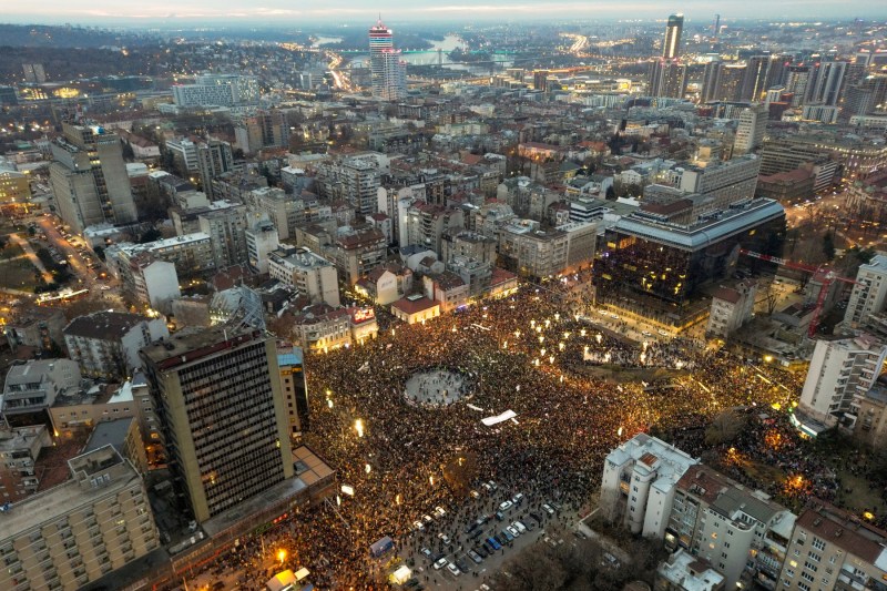 „Vucic, hoțule!”. Manifestațiile masive din Serbia împotriva președintelui și a guvernului au atins apogeul. Ce vor protestatarii