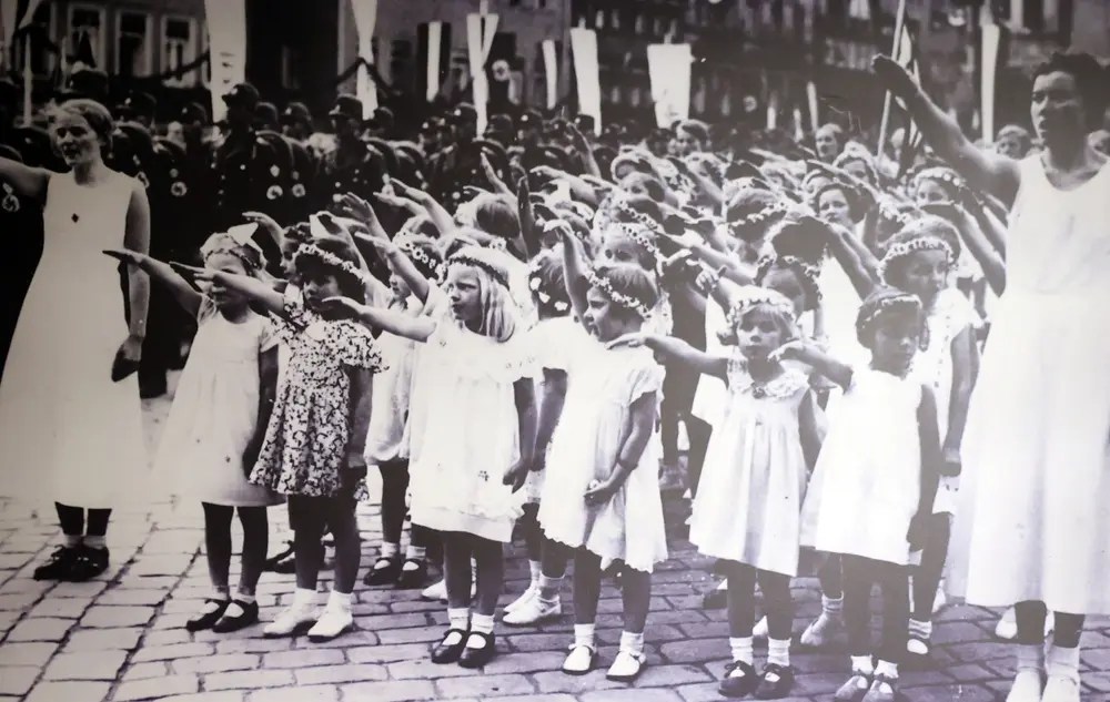 Copiii au fost folosiți de naziști pentru a promova politicile rasiste, militariste și antisemite. FOTO: Shutterstock