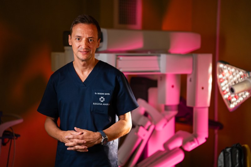 Motivele pentru care chirurgia robotică este soluția cea mai bună în cancerul colorectal, explicate de dr. Bogdan Barta, chirurg Regina Maria: „Pacientul vârstnic operat robotic are o evoluție favorabilă comparabilă cu a celui tânăr operat astfel”