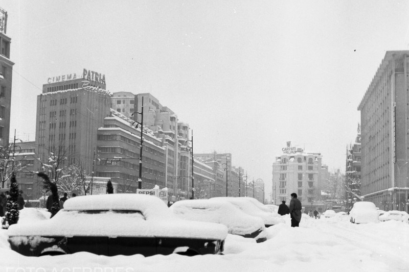 Iarna în vechiul București, pe Magheru. Zăpada era peste tot, chiar și pe „borcanul cu milițianul”