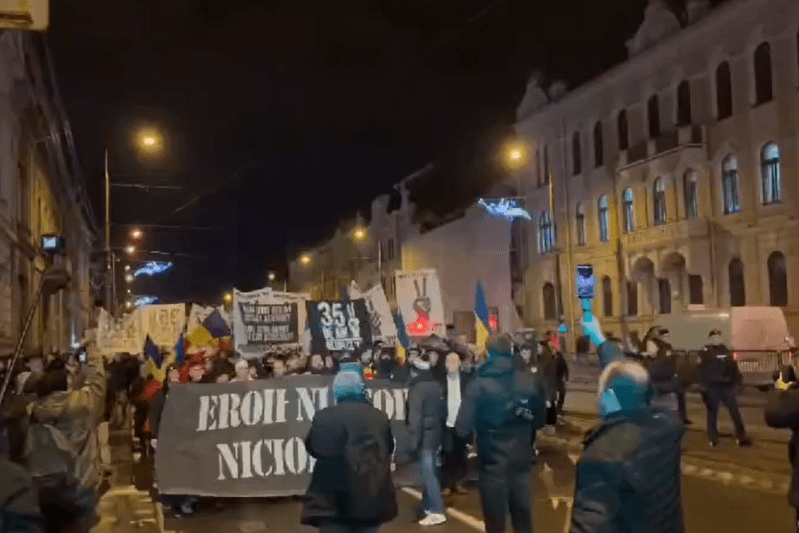 VIDEO Zeci de oameni la Marșul Eroilor din Timișoara, organizat în memoria eroilor căzuţi la Revoluție. „Păcat, păcat, de sângele vărsat”