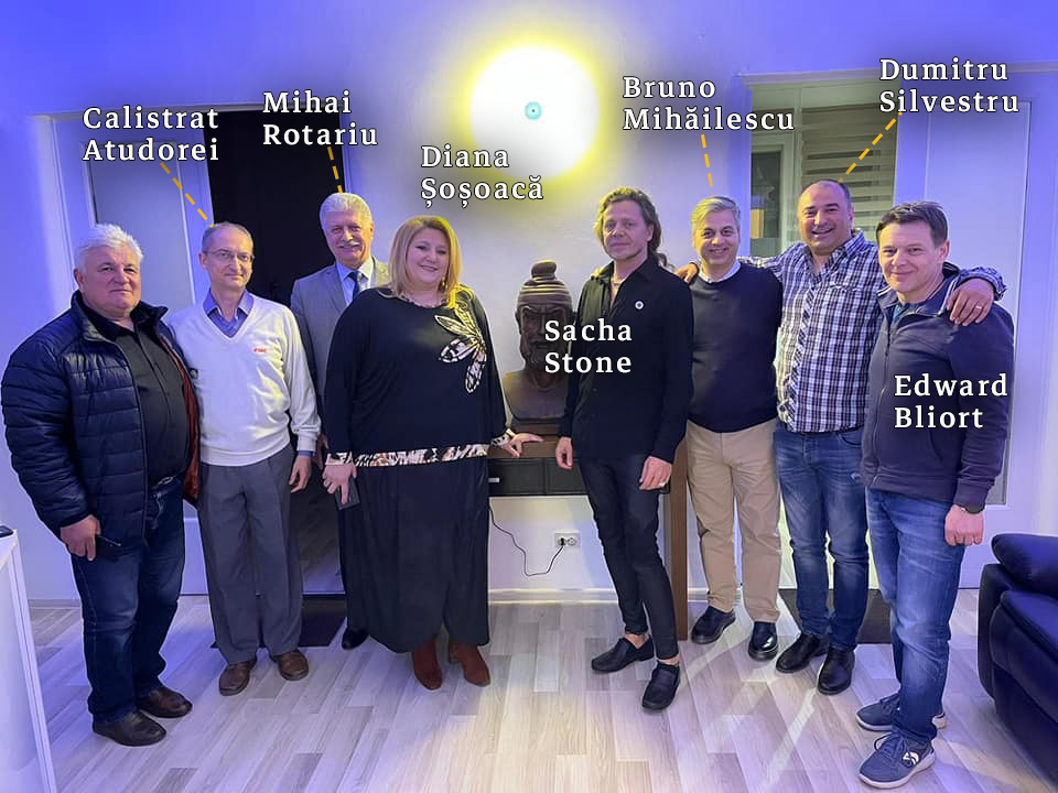 Mihai Rotariu, administratorul grupului de firme Tracia, fost angajat la Interne, în Armată și la Camera de Comerț Româno-Rusă. Sacha Stone, influencer britanic new age, autorul unui „documentar” viral despre cum radiațiile 5G ne vor ucide, acționar într-una dintre firmele grupului Tracia. Bruno Mihăilescu, om de afaceri care face bani din conspirații, coleg de platou cu Atudorei. Foto: Tracia Unită