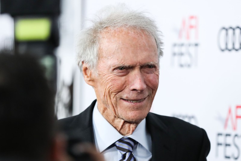 Clint Eastwood explică într-un interviu rar, la 94 de ani, filosofia simplă după care s-a ghidat cu filmele sale. Cui atribuie succesul său