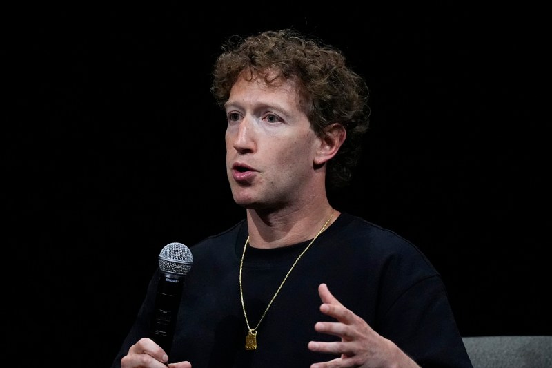 Mark Zuckerberg țintește la un „rol activ” în administrația lui Donald Trump, care l-a numit „pupincurist”