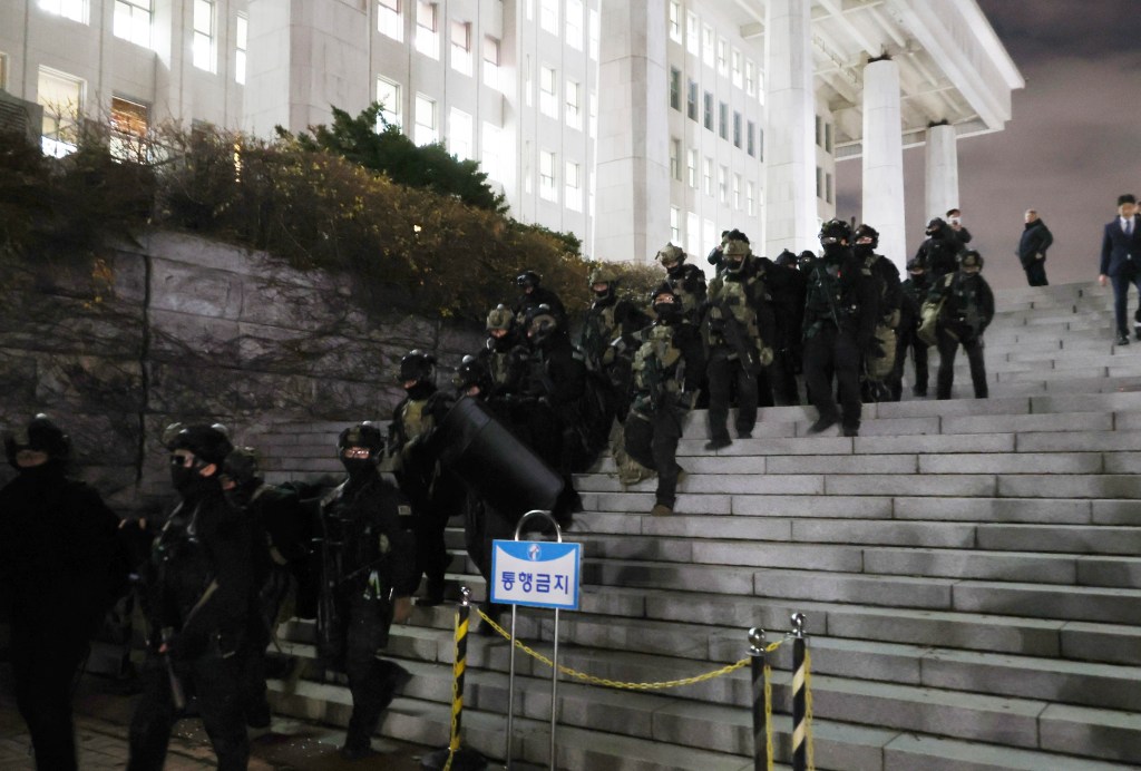 Soldații sud-coreeni ies din clădirea Parlamentului, după ce parlamentarii au votat pentru ridicarea legii marțiale / foto: Kim Ju-sung / AP / Profimedia