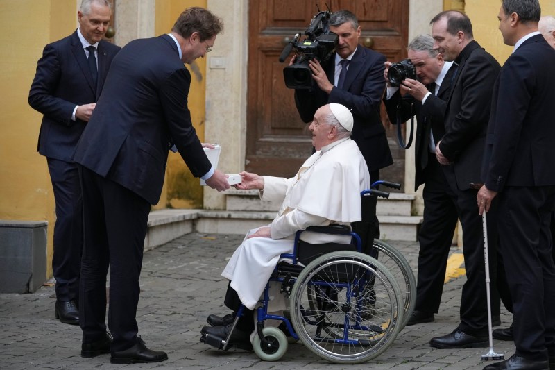 VIDEO Vaticanul a dezvăluit noul papamobil, un Mercedes complet electric. „Fiecare detaliu este perfect”