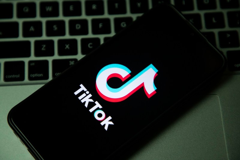 TikTok, pe cale să fie interzisă în SUA. Curtea Supremă confirmă legea care impune companiei chineze să vândă aplicația sau va fi închisă de duminică. Jumătate din populația SUA are TikTok