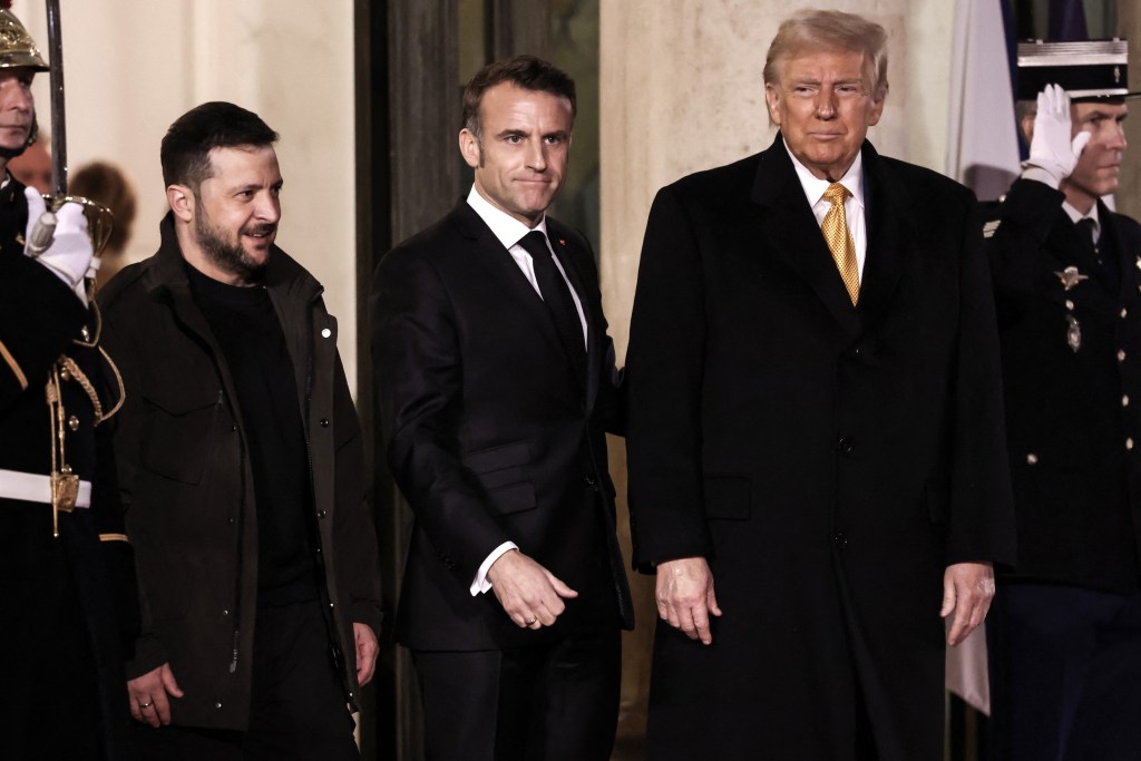 Volodimir Zelenski, Emmanuel Macron și Donald Trump la Paris în decembrie 2024, înainte de redeschiderea Catedralei Notre-Dame / FOTO: Stephane Lemouton / Bestimage / Profimedia