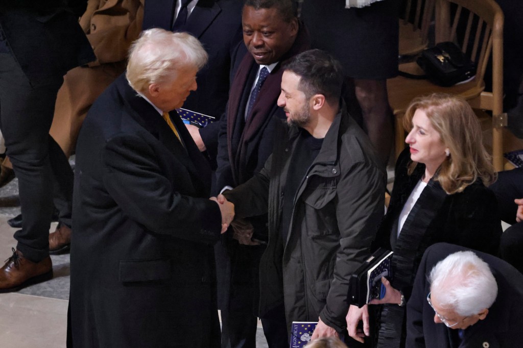 Președintele ale Donald Trump și Volodimir Zelenski dau mâna în Catedrala Notre-Dame FOTO: Ludovic Marin / AP / Profimedia