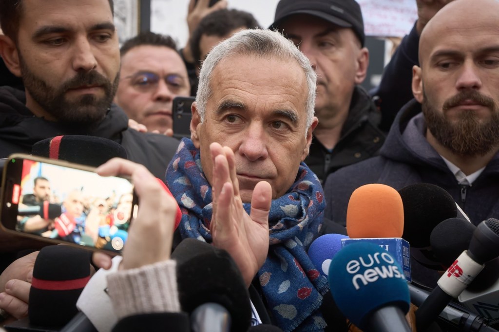 Călin Georgescu, în fața unei secții de vot închisă din Mogoșoaia, 8 decembrie 2024. Foto: Lucian Alecu / Shutterstock Editorial / Profimedia