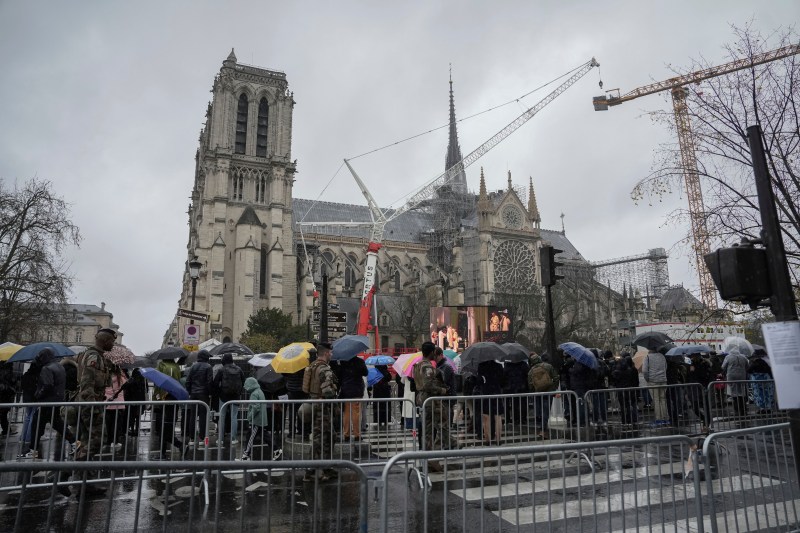 Papa Francisc cere primirea ”gratuită” a vizitatorilor la Catedrala Notre-Dame, redeschisă după cinci ani