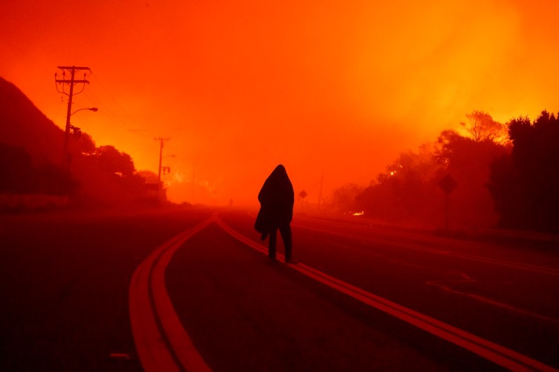 VIDEO Un incendiu se propagă rapid în apropiere de Los Angeles