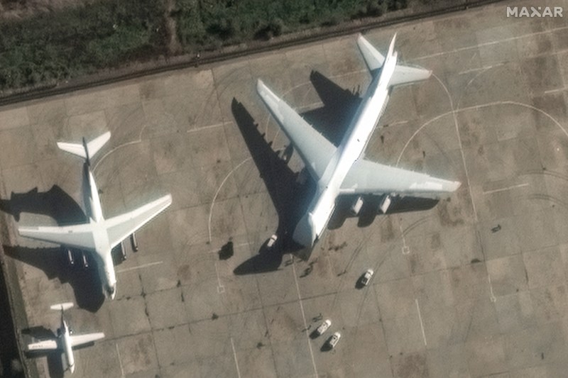 Imagini din satelit. Rusia folosește gigantul avion Antonov 124 pentru a-și retrage echipamentele militare din Siria 