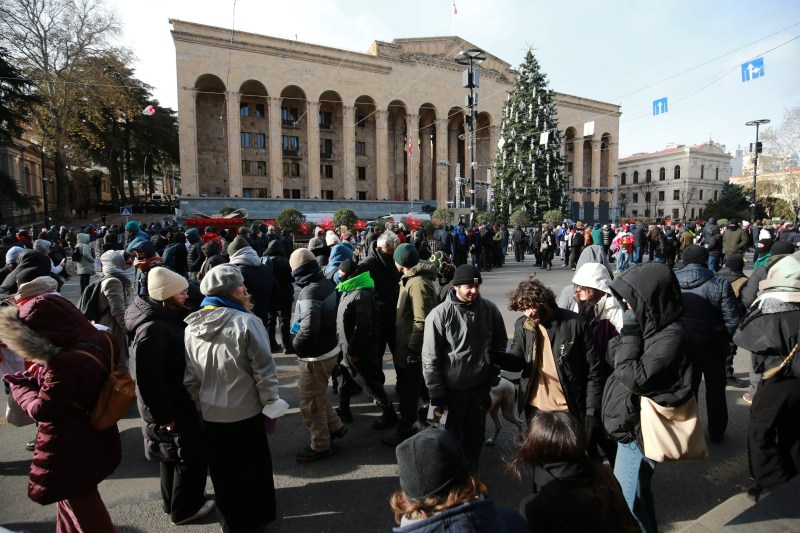 Parlamentul din Georgia l-a ales președinte al țării pe fostul fotbalist Mihail Kavelașvili, în timp ce protestele continuă