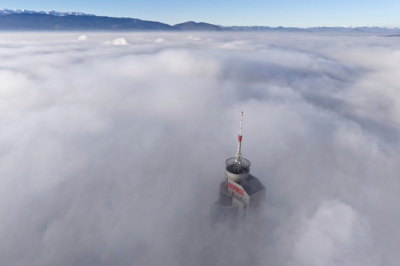 FOTO Capitală europeană învăluită de smog. Locuitorilor li s-a cerut să stea în case