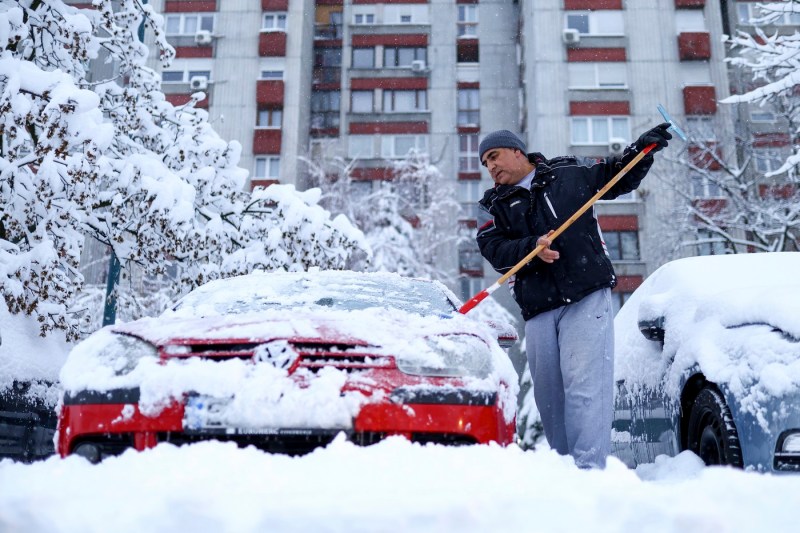 VIDEO Bosnia, acoperită de nămeți de până la 2 metri. Angajatul unei stații meteo a fost găsit înghețat în zăpadă