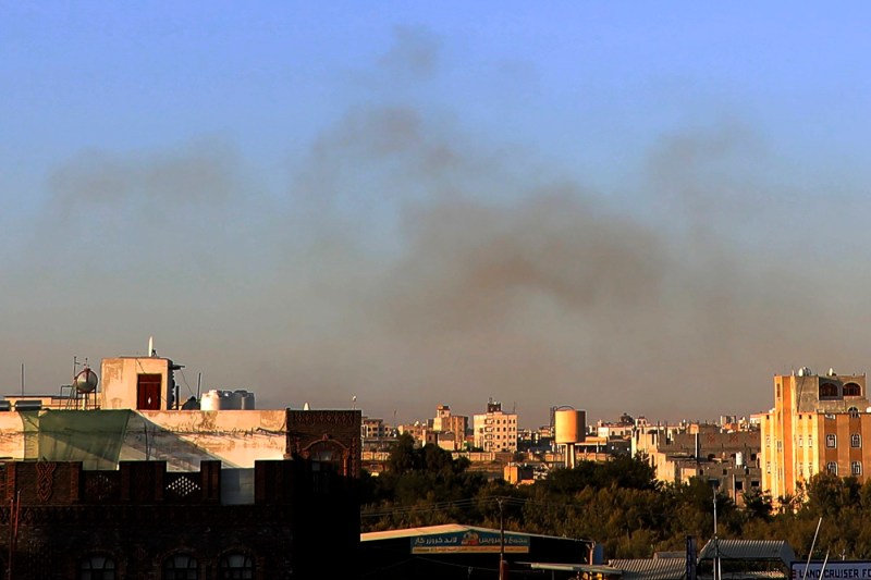 VIDEO Israelul a lovit ținte în Yemen, controlate de milițiile houthi. Șeful OMS, surprins pe aeroport de bombardamentul aviației