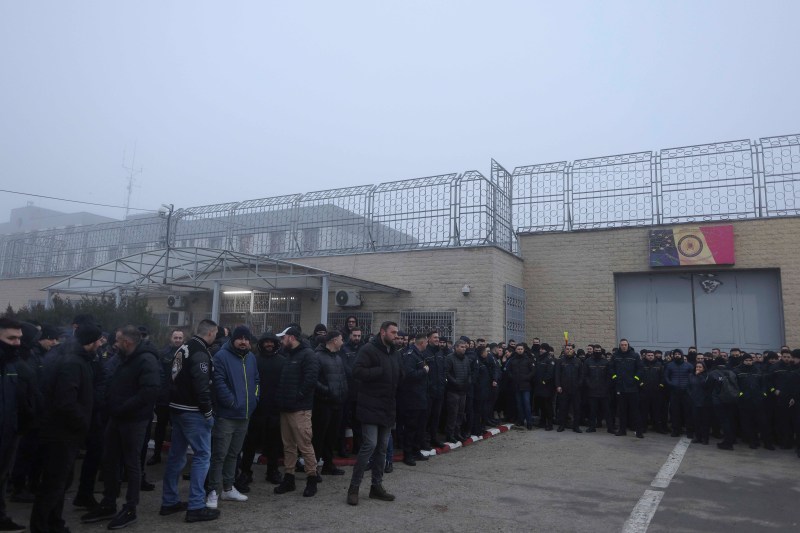 VIDEO Sute de polițiști protestează în faţa penitenciarului Rahova împotriva măsurilor din ordonanța „trenuleț”