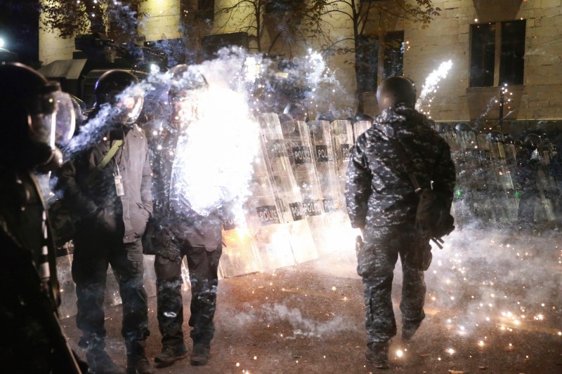 VIDEO Protest proeuropean pentru a cincea noapte la rând în Tbilisi. Polițiștii au tras cu gaze lacrimogene, manifestanții cu artificii