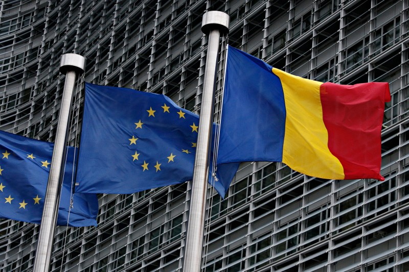 Tricolorul, arborat în fața Comisiei Europene din Bruxelles. Foto: Shutterstock