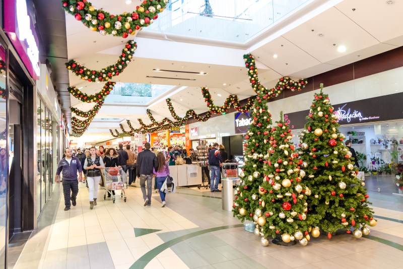 Complex comercial în perioada sărbătorilor de iarnă. Foto: Radu Bercan / Shutterstock.com