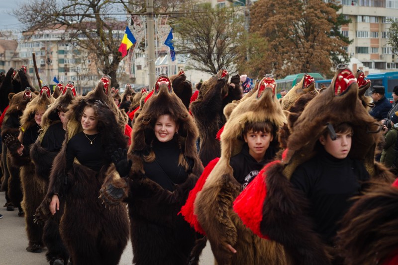 Colindători cu Ursul, în Botoșani. Foto: Gabriel Preda RO / Shutterstock.com