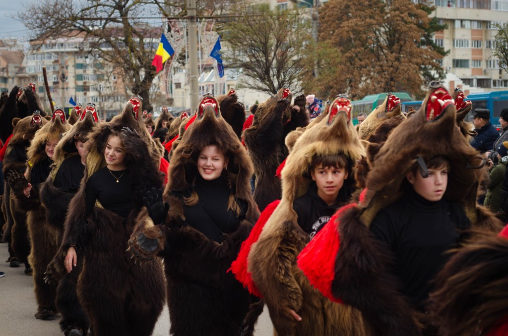 Colindători cu Ursul, în Botoșani. Foto: Gabriel Preda RO / Shutterstock.com