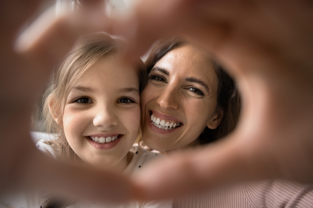 Lipsuri emoționale și dezvoltarea stimei de sine prin reparentare | sursa foto: HotNews