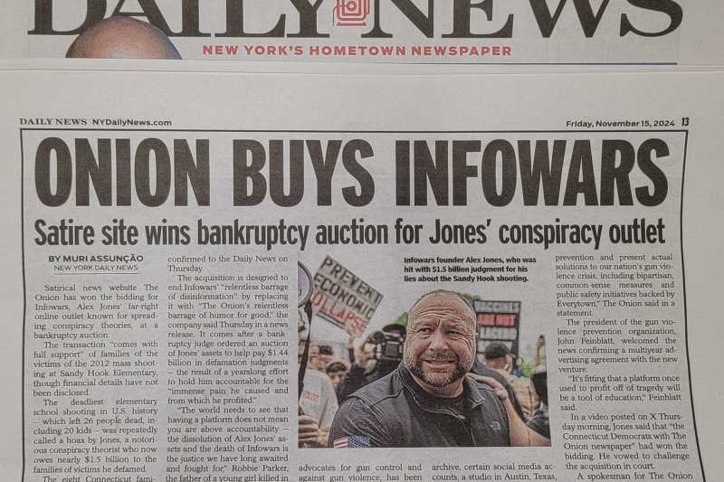 Infowars nu mai ajunge pe mâna site-ului de satiră The Onion. De ce i-a dat dreptate justiția americană lui Alex Jones