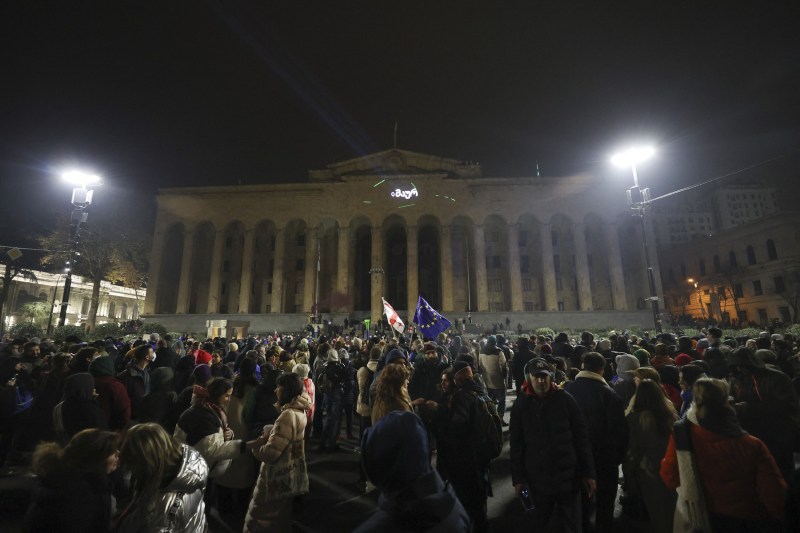 Mii de manifestanţi pro-UE s-au adunat în faţa parlamentului din Tbilisi, în a zecea noapte de proteste