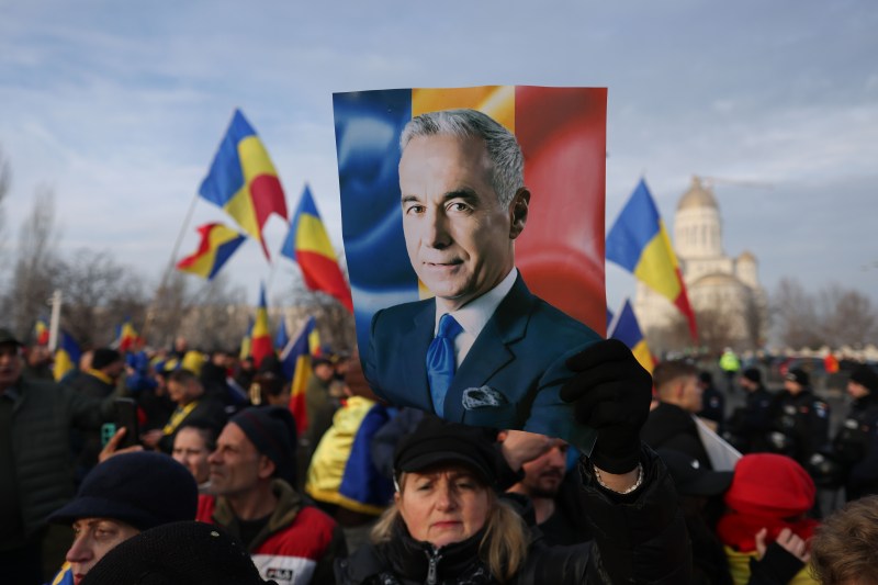 Susținători ai lui Călin Georgescu participă la un miting de protest în dreptul sediului Curții Constituționale din București, 10 ianuarie 2025. Inquam Photos / George Călin