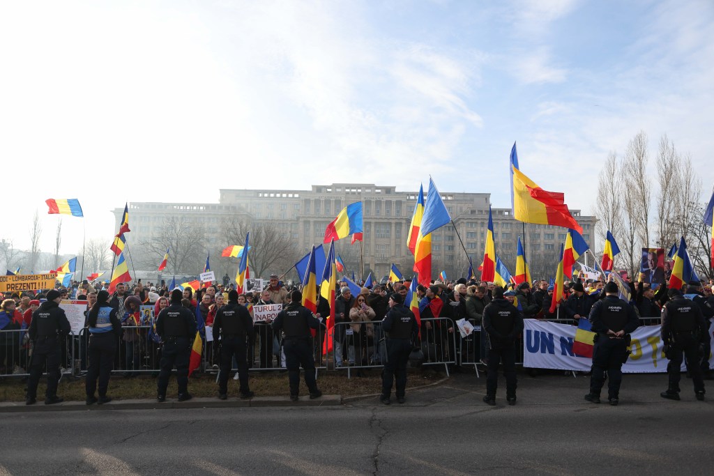 Susținători ai lui Călin Georgescu participă la un miting de protest în dreptul sediului Curții Constituționale din București, 10 ianuarie 2025. Inquam Photos / George Călin