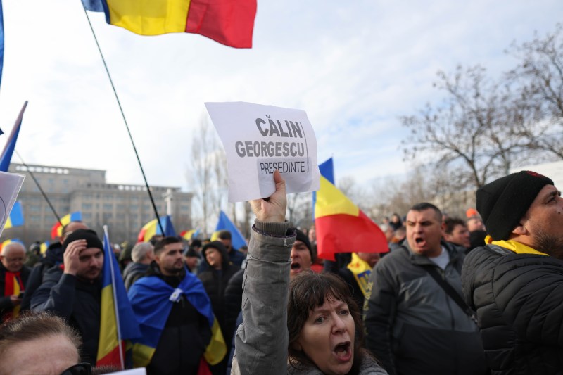 Susținători ai lui Călin Georgescu participă la un miting de protest în dreptul sediului Curții Constituționale din București, 10 ianuarie 2025. Inquam Photos / George Călin