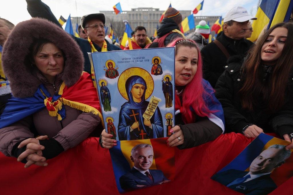 Susținători ai lui Călin Georgescu participă la un miting de protest în dreptul sediului Curții Constituționale din București, 10 ianuarie 2025. Inquam Photos / George Călin