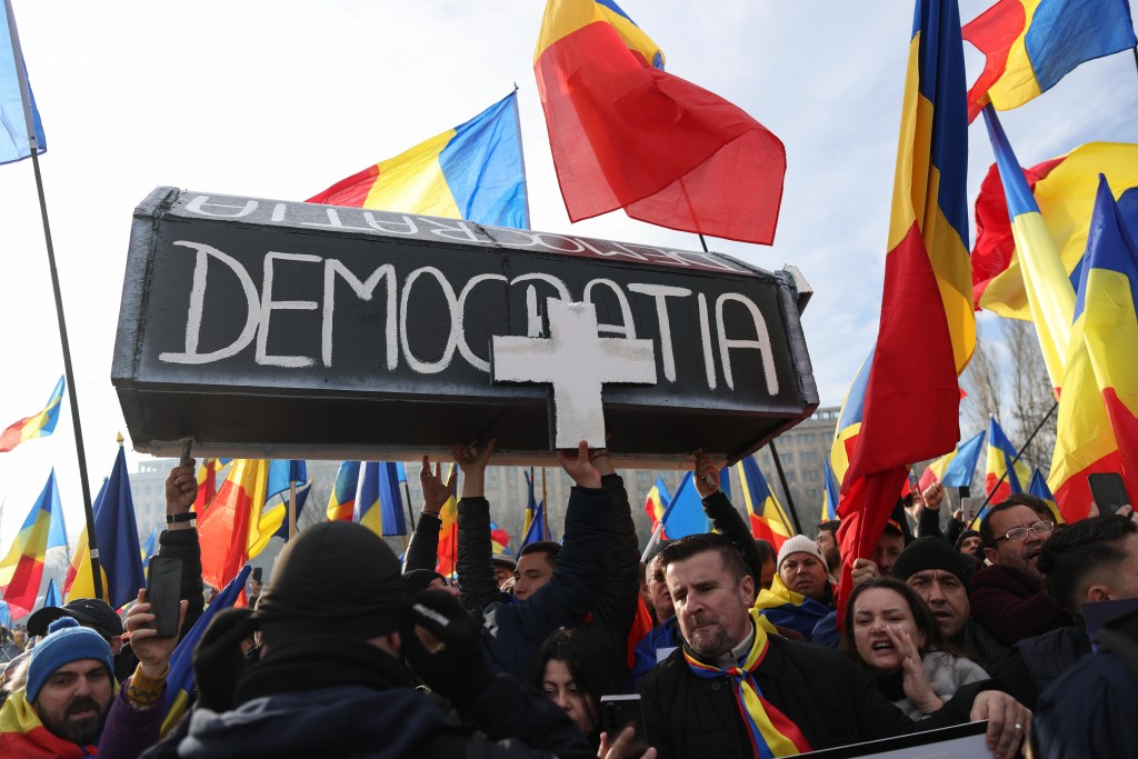 Susținători ai lui Călin Georgescu participă la un miting de protest în dreptul sediului Curții Constituționale din București, 10 ianuarie 2025. Inquam Photos / George Călin