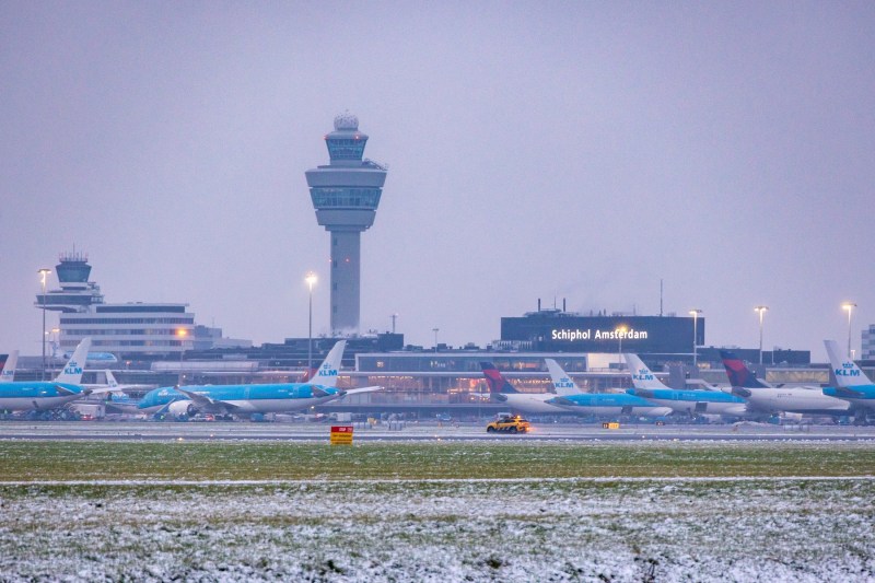 Cel mai aglomerat aeroport din Europa, afectat de vremea rea. Zeci de zboruri au fost anulate