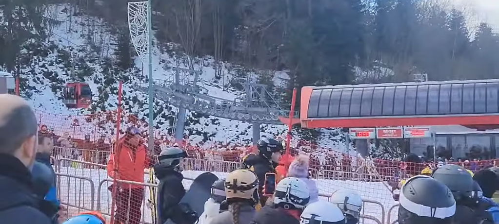 Doi turiști s-au luat la bătaie în Poiana Brașov, după ce unul dintre ei a încercat să treacă în față la coada pentru telegondolă. Foto: captură foto YouTube