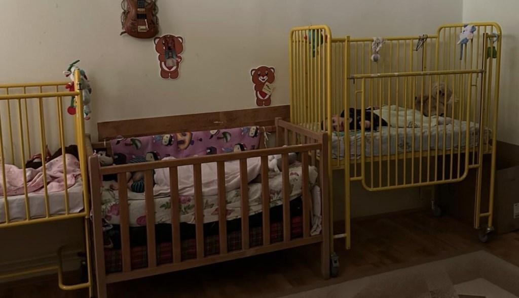 Dormitor în centrul pentru copii cu dizabilități Trebely din Târgu Mureș. Foto: Centrul pentru Resurse Juridice