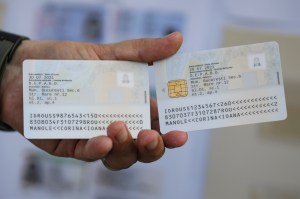 Specimen al unei Cărții Electronice de Identitate, la o conferință de presă organizată de Direcția pentru Evidența Persoanelor și Administrarea Bazelor de Date a MAI în 2021. Inquam Photos / Octav Ganea