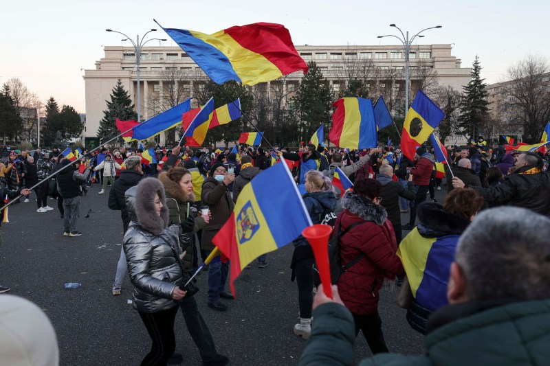 George Simion a fost din nou lângă protestatarii din Piața Victoriei. Simpatizanții lui Georgescu au făcut culoar în așteptarea acestuia / O parte dintre manifestanți protestează la Curtea de Apel București