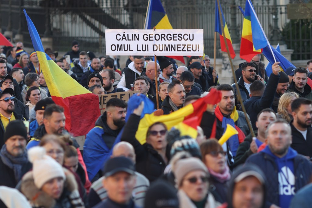 Susținători ai lui Călin Georgescu participă la un mars de protest, 10 ianuarie 2025. Inquam Photos / George Călin