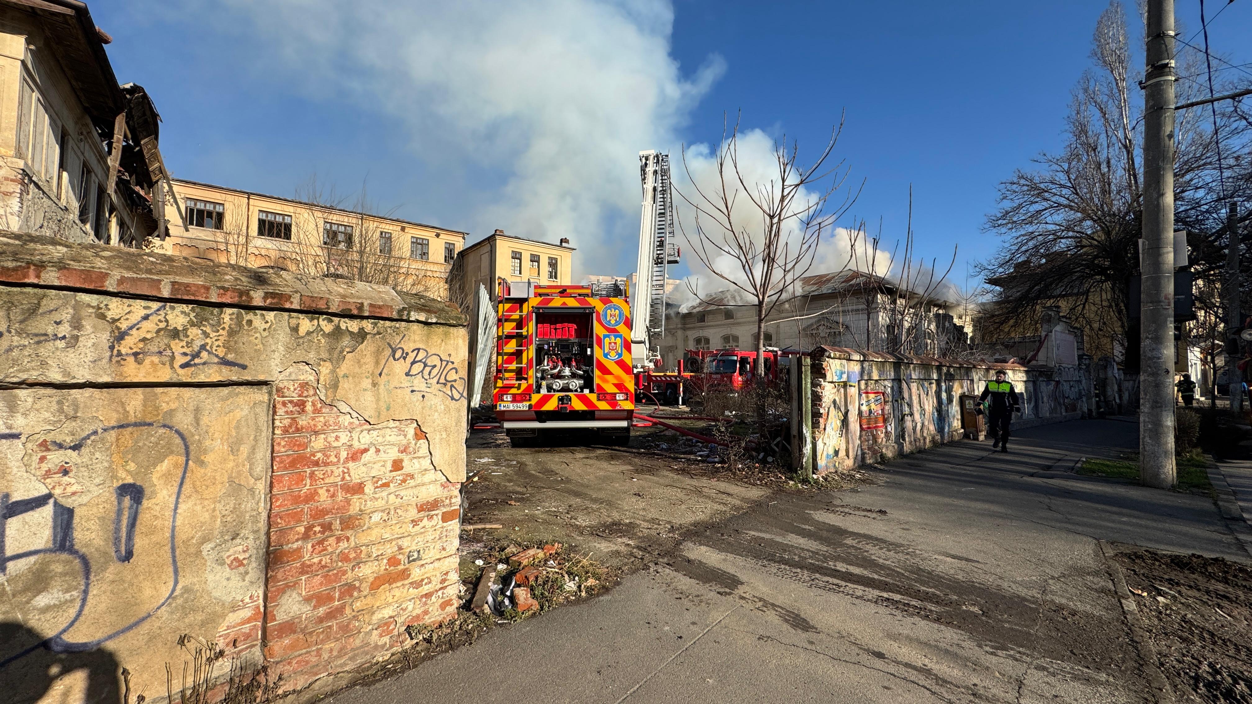 Incendiu devastator la Liceul Timpuri Noi din București