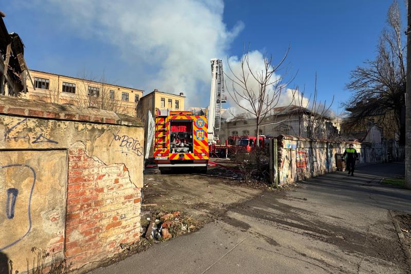 VIDEO Incendiu la o clădire a liceului „Timpuri Noi” din București. Intervin mai multe echipaje de pompieri