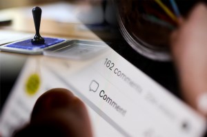 Secție de vot în România și secțiunea de comentarii Facebook. Colaj: Ion Matesș / Hotnews. Foto: Shutterstock