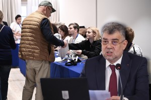 Foto fundal: români din diaspora votează în cadrul alegerilor parlamentare, în Alicante, Spania, 1 decembrie 2024. Inquam Photos / Alex Nicodim