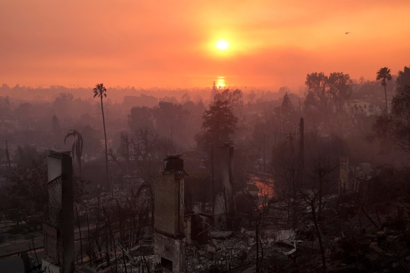 VIDEO „Arată de parcă s-a dat cu o bombă atomică”. Incendiile din Los Angeles au distrus 10.000 de structuri și continuă să facă ravagii