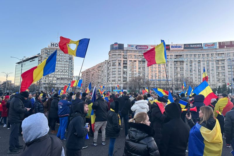 VIDEO Zeci de susținători ai lui Călin Georgescu au protestat la Curtea de Apel București față de anularea alegerilor, apoi au mers în Piața Victoriei: „Turul 2 înapoi”