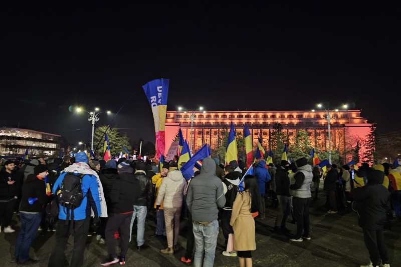 VIDEO AUR anunță că sâmbătă vor fi proteste în toată țară. Circa 300 de persoane au ieșit în Piața Victoriei, după ce ÎCCJ a respins solicitarea lui Georgescu: „Vrem reluarea alegerilor cu turul 2”