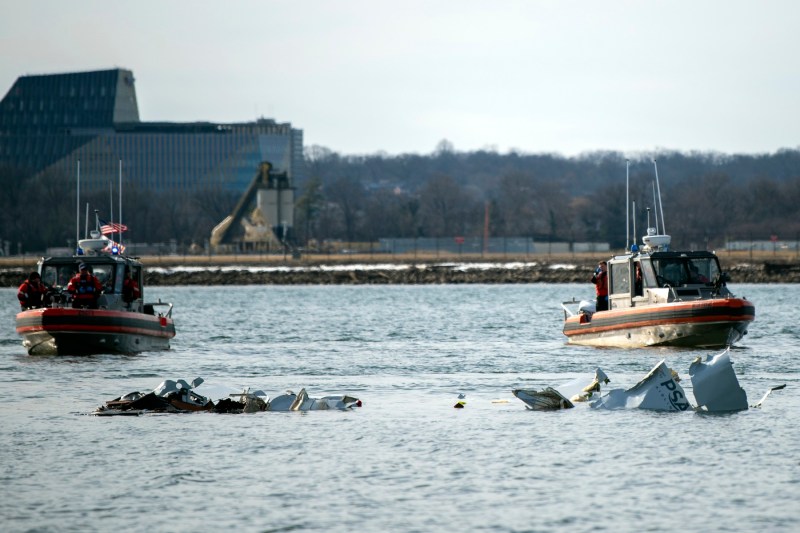 Accidentul aviatic din Washington: Cutiile negre ale aeronavei American Airlines au fost recuperate